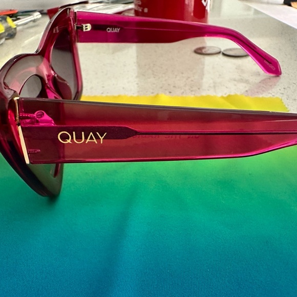 Quay Pink frame sunglasses.  Never worn - Picture 3 of 4